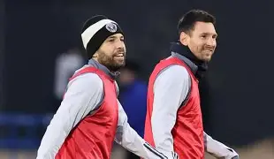 巴塞罗那训练开放日，集结日主帅复盘引欢呼，社区盾在即，球探报告显示潜力的简单介绍